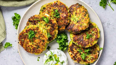 Rețeta originală grecească de Kolokithokeftedes. Cum poți face la tine acasă cele mai gustoase chiftele de dovlecei