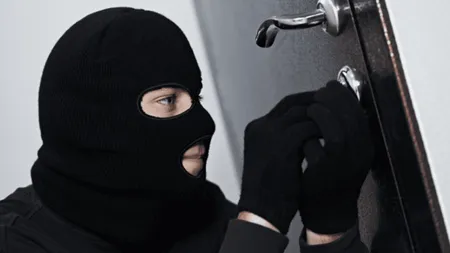 Cum a reușit un român să scape de trei hoți care voiau să-i spargă casa: „M-am gândit doar să-mi protejez fiicele”