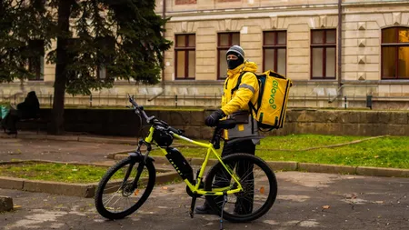 Livratorii platformelor digitale vor avea sindicat. Ce drepturi cer guvernului angajații Glovo, Bolt și Wolt
