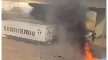 O mașină a luat foc după ce a căzut de pe o pasarelă din București. Șoferul a murit carbonizat