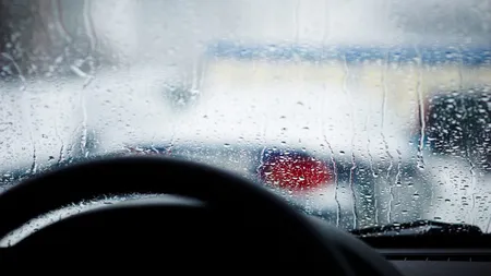 De ce se abureşte parbrizul de la maşină şi cum scapi definitiv de această problemă. Trucul banal de care puţini şoferi ştiu