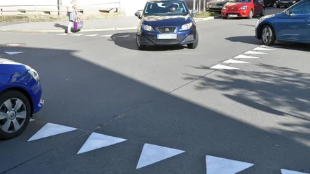 Ce reprezintă marcajele rutiere ”dinți de rechin”? În ce condiții sunt folosite triunghiurile albe și ce trebuie să facă șoferii care le întâlnesc