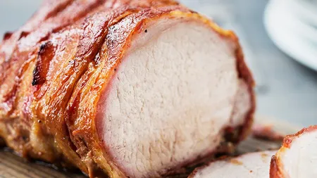Cotlet de porc învelit în bacon: Rețeta de toamnă care te va cuceri rapid!
