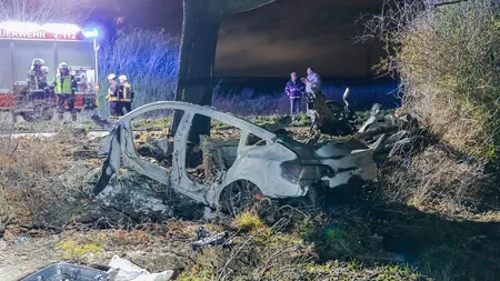 Șcene de groază pe șosea. Un bărbat și cei doi copii ai săi au ars de vii după ce au rămas blocați într-o TESLA