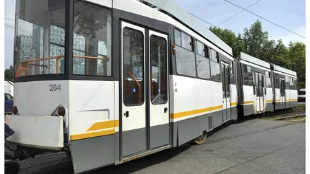Tramvai deraiat în București. Vatmanul a lovit o trotinetă electrică abandonată pe șine