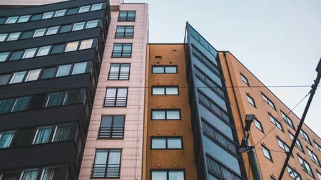 Cât câștigă, de fapt, un administrator de bloc în 2025? Salariul te va uimi!