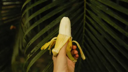 Banana discordiei: Internauții dezbat intens care este modul corect de a le decoji