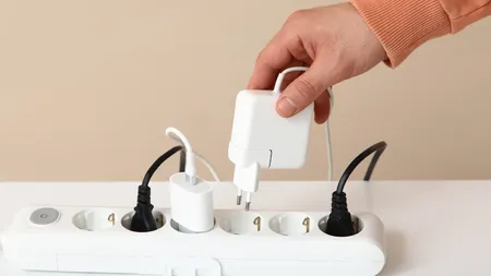 Aparatele pe care nu trebuie să le bagi niciodată în prelungitor. Riști să-ți pui casa în pericol