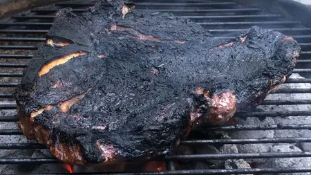 Un român a mobilizat pompierii, ambulanța și pompele funebre după ce a ars o friptură: „Mă uitam ca tâmpitul în jur și mă gândeam ce a luat foc!”