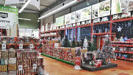 Au apărut deja decorațiunile de Crăciun în magazine. Clienții au rămas fără cuvinte când au intrat într-un supermarket din România