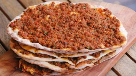 Ce este și cum se prepară Lahmacun. Conține carne tocată și numeroase condimente