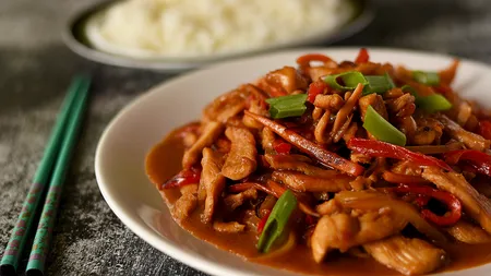 Mâncarea chinezească, tot mai populară în lume. Ce pericole ascunde 