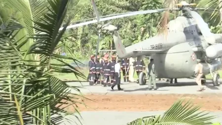 Cascadorii râsului! Elicopterul preşedintei Indiei a rămas blocat în asfaltul proaspăt turnat în onoare vizitei. VIDEO cu tentativele caraghioase de a-l 