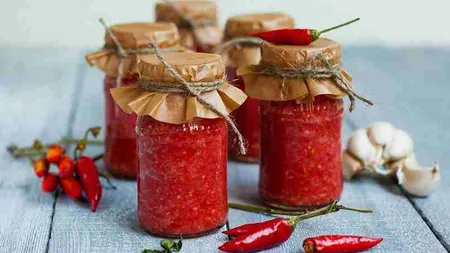 Adzhika, sosul din prune care se prepară rapid și simplu: Poate fi folosit la orice preparat!