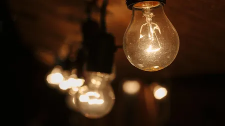 Cât curent electric consumă bugetarii, la ceas de austeritate. Un minister a reușit să-și micșoreze facturile cu o treime!