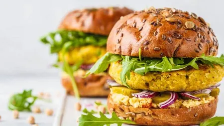 Noi reguli pentru alimentele de la raft. Produsele vegetale nu vor mai putea fi denumite „cârnați, „șnițel” sau „burger”
