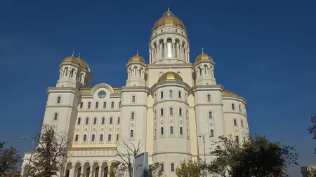 Mii de credincioși se îndreaptă cu autocarele spre București pentru a participa la sfințirea Catedralei Mântuirii Neamului. Ce recorduri înregistrează cel mai mare lăcaș de cult ortodox din lume