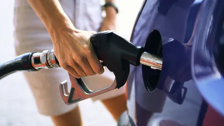 Orele la care e cel mai bine să alimentezi mașina pentru a economisi bani. Când plătești cel mai puțin pentru combustibil