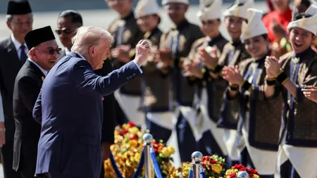 SHOW al lui Donald Trump în Malaezia. Președintele SUA a dansat pe covorul roșu, alături de înalți oficiali ai țării gazdă, pe muzică tradițională