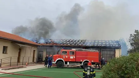 Incendiu la o școală din Timiș. Pompierii intervin de urgență, 80 de elevi și profesori au fost evacuați de urgență