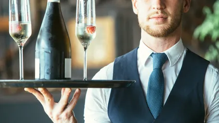 Un anunț de angajare postat în mediul online i-a revoltat pe tinerii aflați în căutarea unui job. Care este salariul pentru un ospătar în Cluj-Napoca