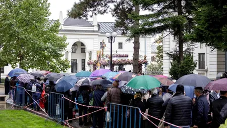 A început pelerinajul de Sfânta Parascheva. Mii de oameni stau la rând în ploaie pentru a se închina la moaşte, la Iași
