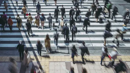 O țară din UE introduce limita de viteză de 6 km/h pentru pietoni - Adio alergat după autobuz