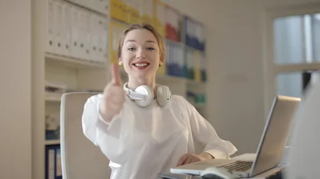 Salarii uriașe pentru românii dispuși să lucreze remote pentru firme din Marea Britanie. Se dau chiar și 450 de euro pe zi!