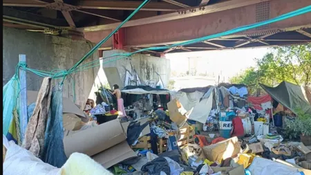 Viața tragică a unui român din Italia: De doi ani trăiește sub un pod din Florența, înconjurat de cabluri electrice și cutii de carton