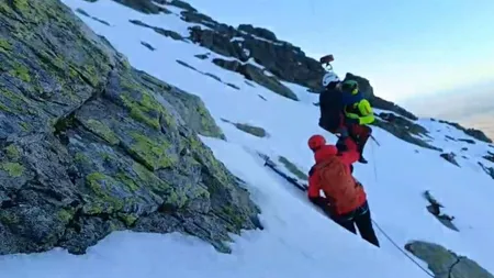 Sfârșit tragic pentru doi turiști în Munții Făgăraș. Au murit după ce au căzut sute de metri în gol. Singurul supraviețuitor, preluat de elicopterul SMURD