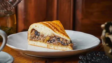 Mesele de post devin plictisitoare și ți-e poftă de ceva dulce? Iată o rețetă de plăcintă cu fructe uscate și nuci, inspirată din bucătăria rusească