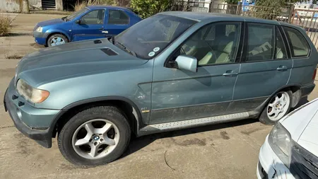 Un BMW X5 din 2001, fără motor, scos la licitaţie de ANAF la un preţ IREAL. 