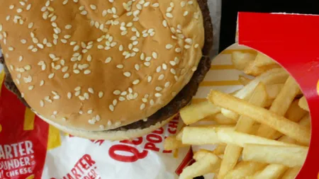 Inflația face ravagii și în fast-fooduri: Americanii nu-și mai permit să mănânce la McDonald's