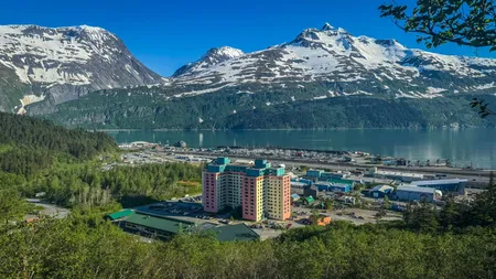 IREAL! Există un oraș în care toți locuitorii trăiesc sub același acoperiș! Unde se află și de ce atrage sute de mii de turiști