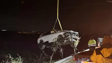 Un șofer din Galați și-a făcut praf BMW-ul de peste 100.000 de euro la câteva minute după ce l-a cumpărat. Bolidul a fost proiectat pe câmp, s-a răsturnat și s-a făcut zop