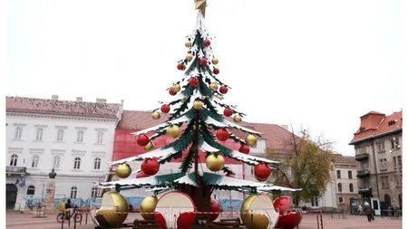 Orașul din România cu brad de Crăciun din tablă. Localnicii au luat foc: ”Așa brad urât nu am avut niciodată”