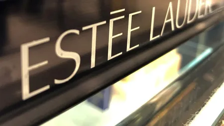 Concedieri la Estée Lauder. Compania americană își închide centrul de tehnologie din România și își trimite acasă angajații