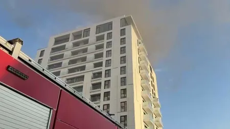 VIDEO Incendiu puternic într-un bloc nou din sectorul 5 al Capitalei. 17 persoane transportate la spital