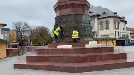Monument curățat într-un mod brutal, la Focșani. Muncitorii s-au apucat să-l frece cu peria de sârmă: „Au încercat să arate bine de sărbători”