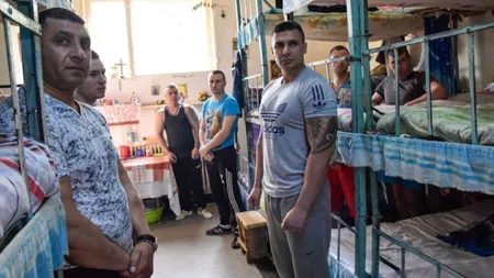 Deținuții au ajuns să se supravegheze între ei din cauza deficitului de personal din penitenciarele din România. Sunt înarmați cu un fluier și un telefon special prin care pot comunica cu dispeceratul