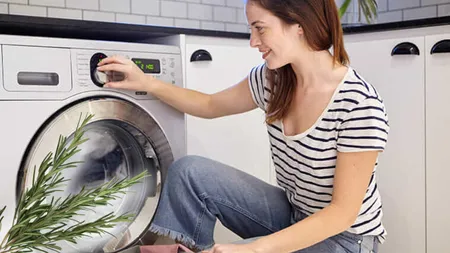 Motivul pentru care trebuie să pui o crenguță de rozmarin în cuva mașinii de spălat. Gospodinele adoră acest truc