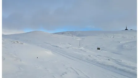 Zăpadă de 15 centimetri pe Platoul Bucegi. Avertismentul salvamontiștilor: ”Sfătuim turiștii să fie echipați de iarnă”