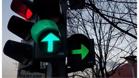 Intersecțiile cu mai multe semafoare, coșmarul șoferilor. Semaforul cu săgeata verde și cel pietonal creează confuzie în trafic, cine are prioritate