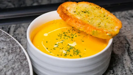 Rețetă de supă sățioasă de toamnă pe care o prepari în câteva minute