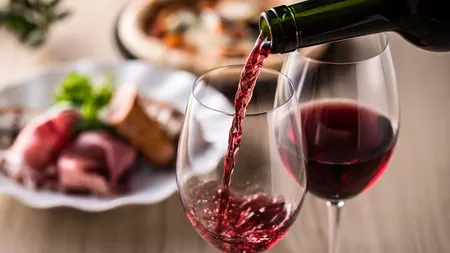 Când şi cum să consumi vin roşu pentru efecte maxime asupra sănătăţii. Explicaţiile unui celebru nutriţionist