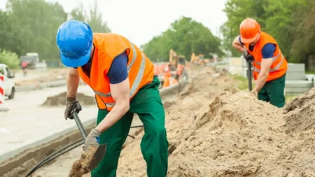 Câți bani primesc zilierii români din Germania, care se adună la un loc și așteaptă să fie luați la muncă