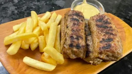 Ce au comandat românii de 1 Decembrie. Un client a plătit 1.900 de lei pe mici şi cartofi prăjiţi