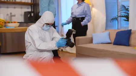 O prezentatoare TV și soțul ei, găsiți morți în casă. Fiul lor, în vârstă de 3 ani, se afla în locuință