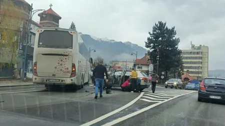 Autocar cu peste 70 de persoane la bord, implicat într-un accident la Sinaia