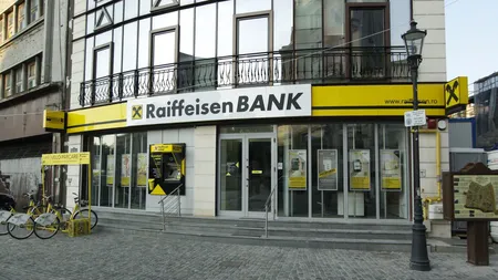 Vestea momentului pentru românii care au cont şi card la Raiffeisen Bank. Ce se întâmplă cu banii clienţilor